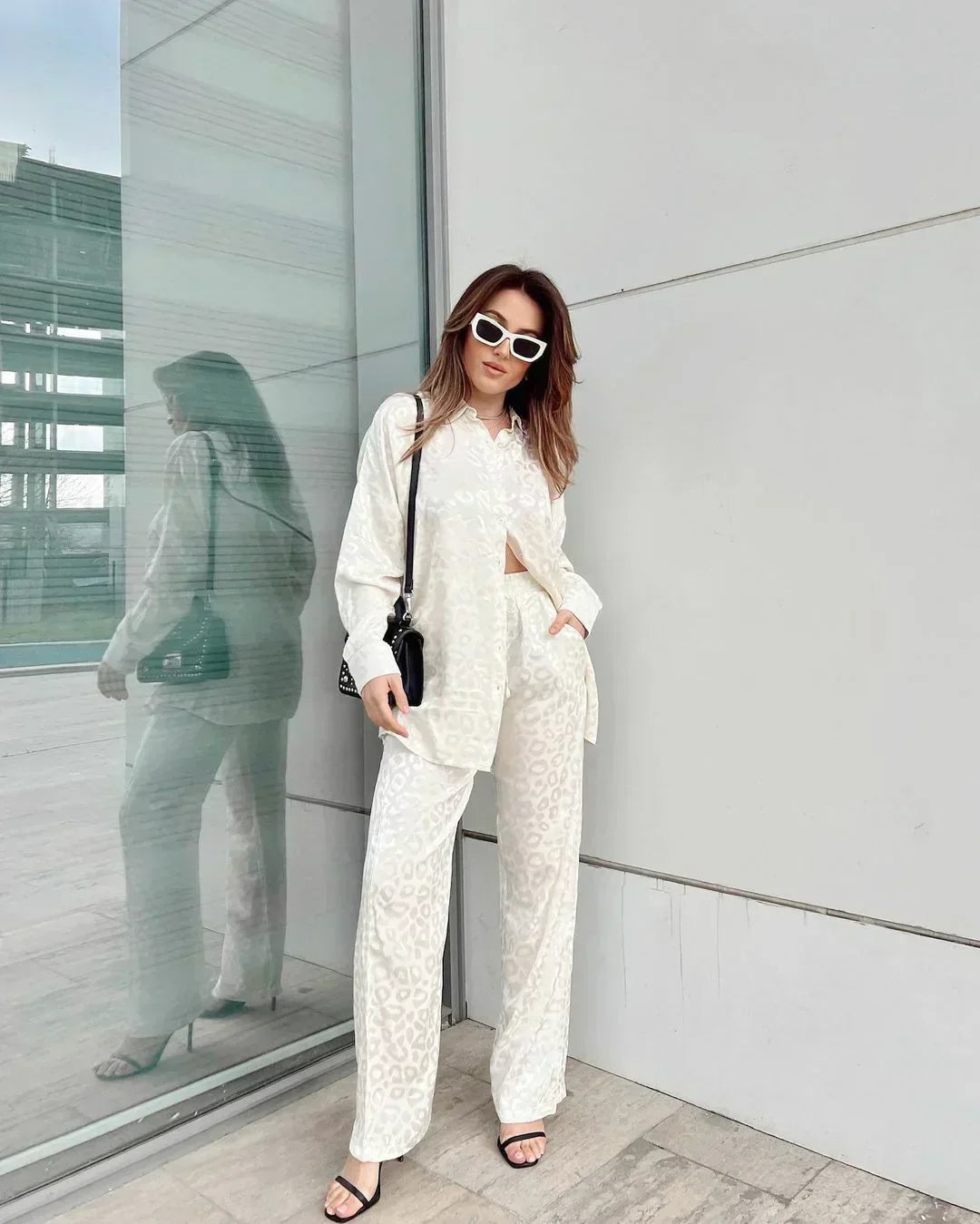 LP | Camicetta elegante con abbottonatura monopetto e pantaloni a gamba larga